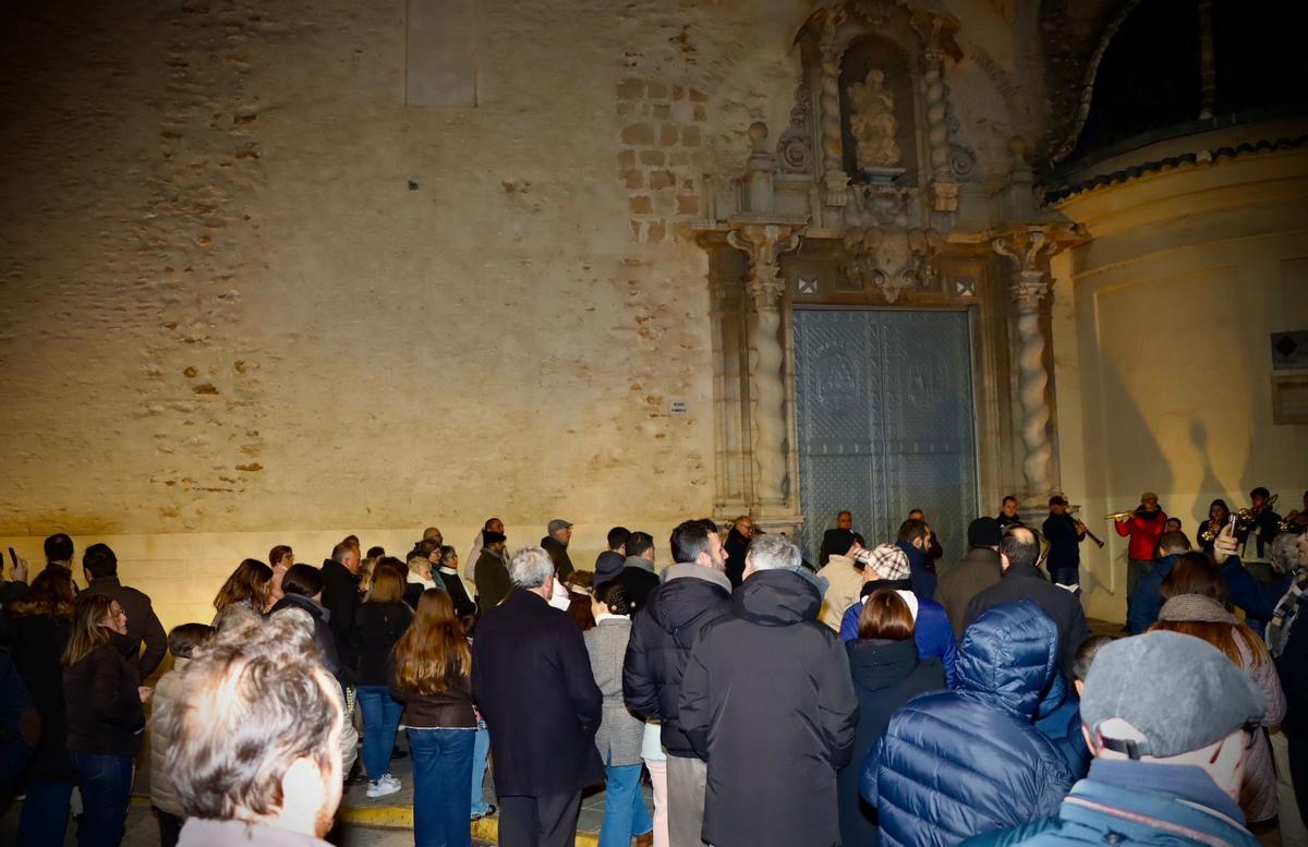 Aurora ante la parroquia en Torrent.