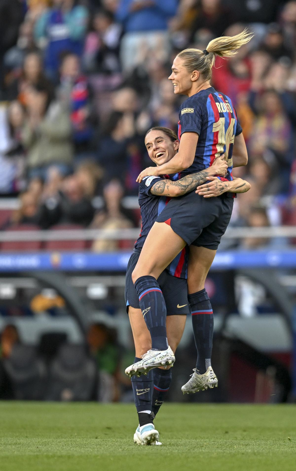 Rolfo felicita a Mapi León tras su gol 