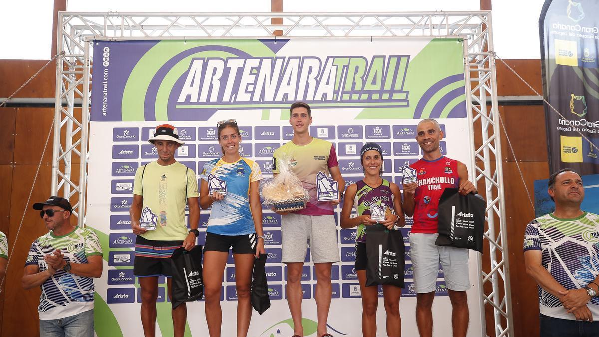 Los ganadores de la Trail de Artenara recogen sus medallas en el podio, al término de la prueba.