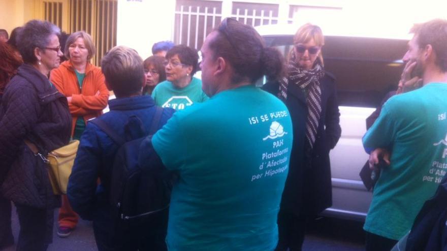 Miembros de la plataforma, a las puertas de la vivienda.