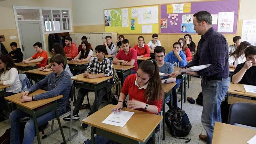 Clase llena en el Codema, en Gijón, y algún pupitre vacío en el Baudilio Arce, en Oviedo.