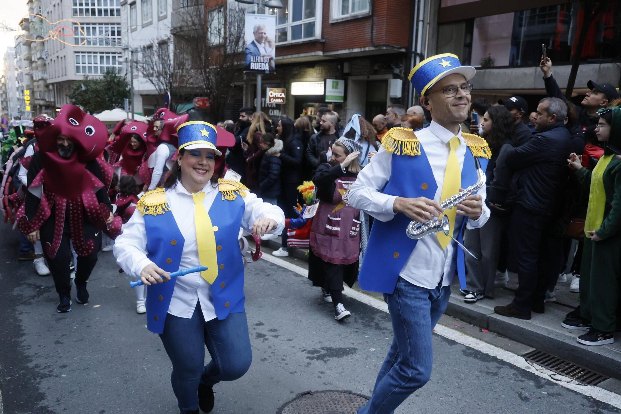 Santiago disfruta del tradicional desfile de martes de Entroido