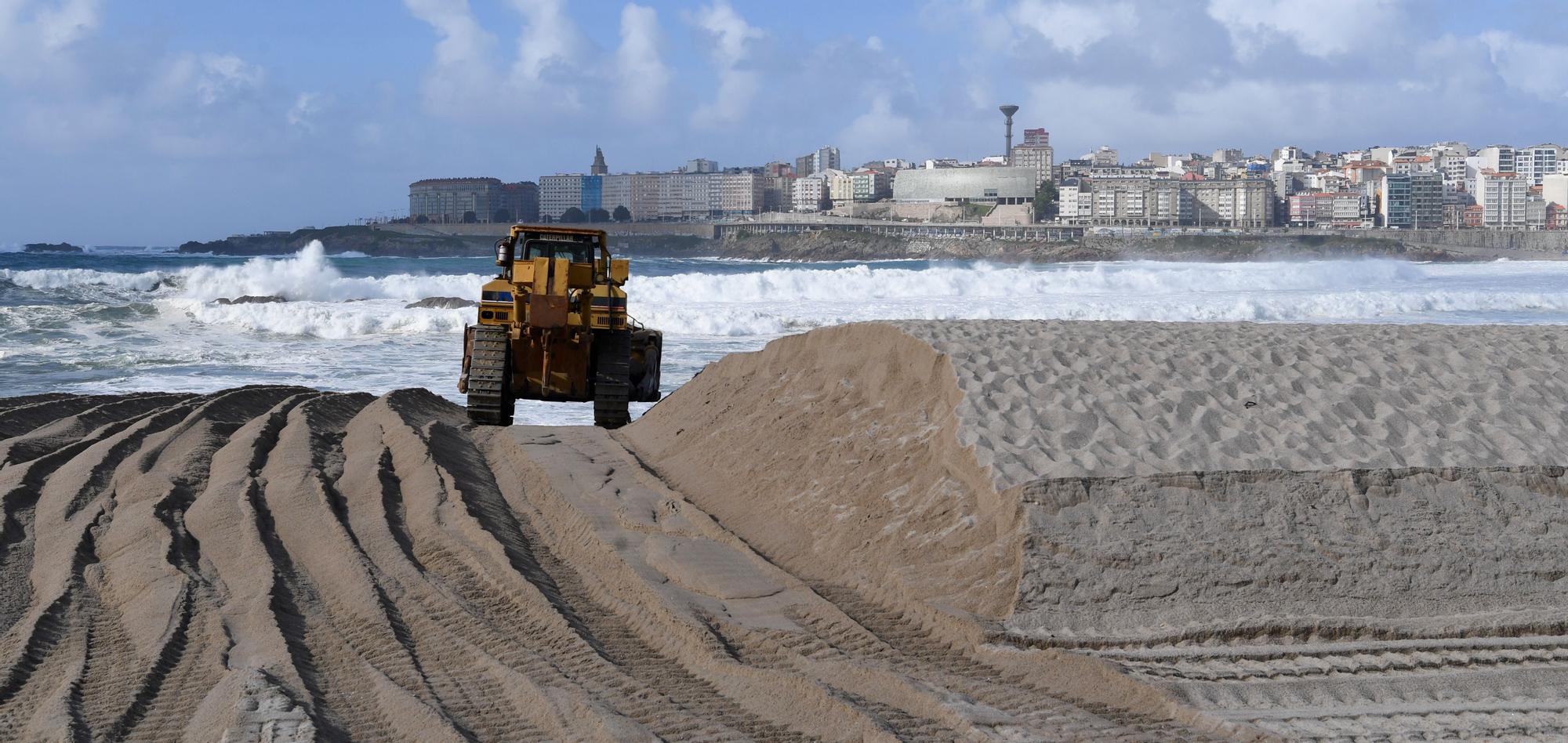 La playa de Riazor se prepara para la temporada de verano