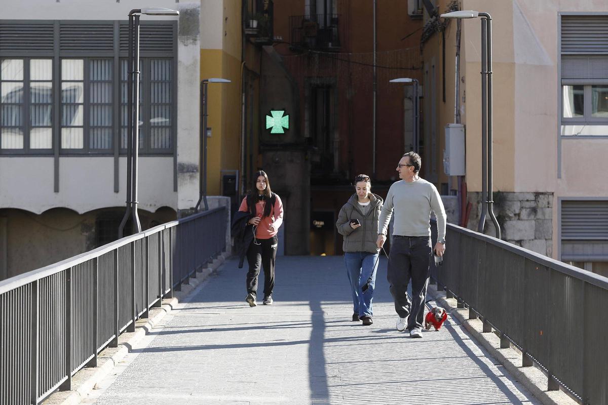 Gent caminant pel centre de Girona, a principis d'aquest any.