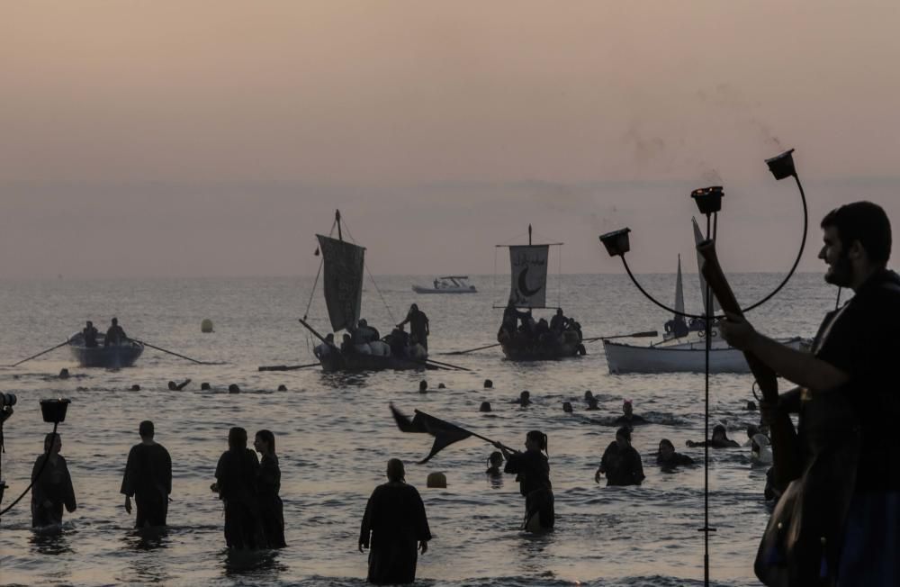 El Desembarco al amanecer da inicio a los Moros y Cristianos de El Campello