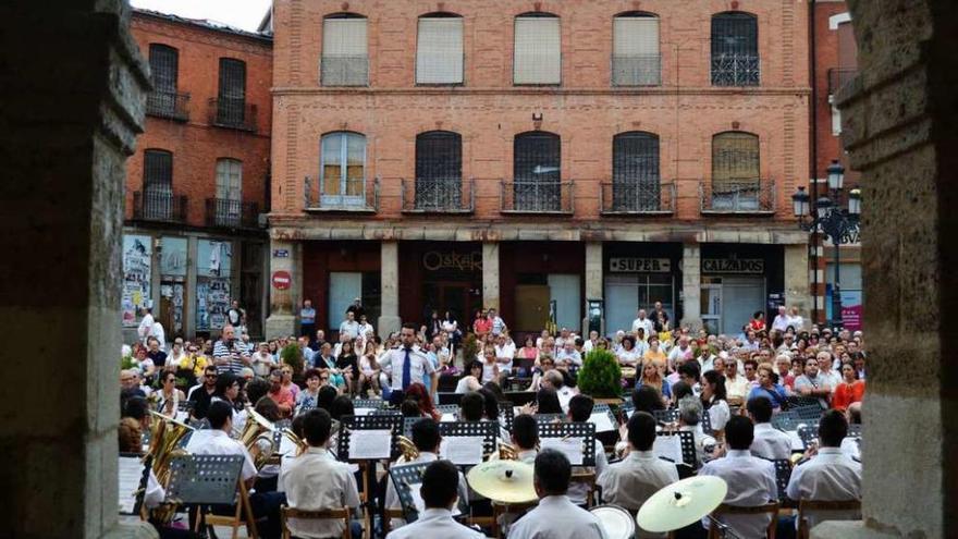 La Banda de Música de Astorga, encargada de abrir el Encuentro que se celebró en la Plaza Mayor.