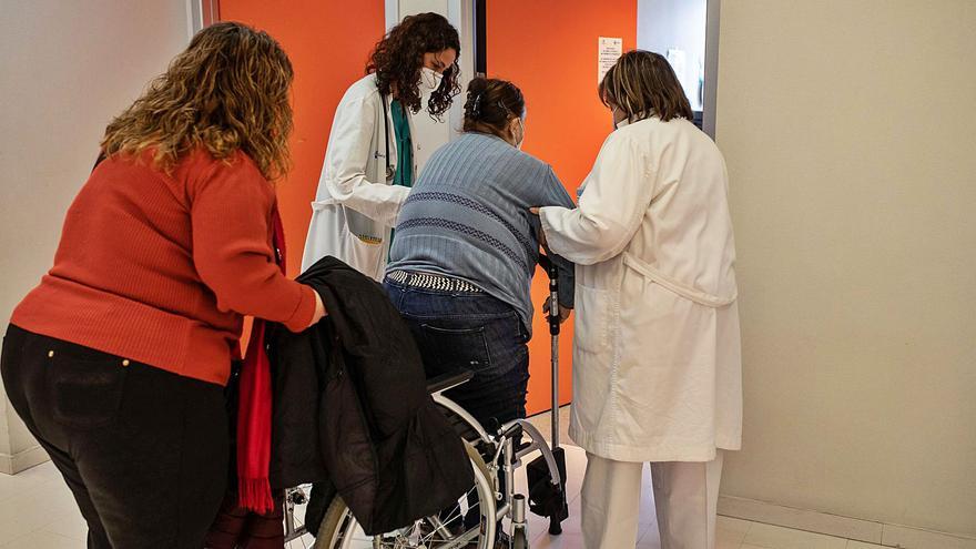 Lucía Fuentes y Lucía Pelaz ayudan a una paciente a entrar a su consulta. | Emilio Fraile