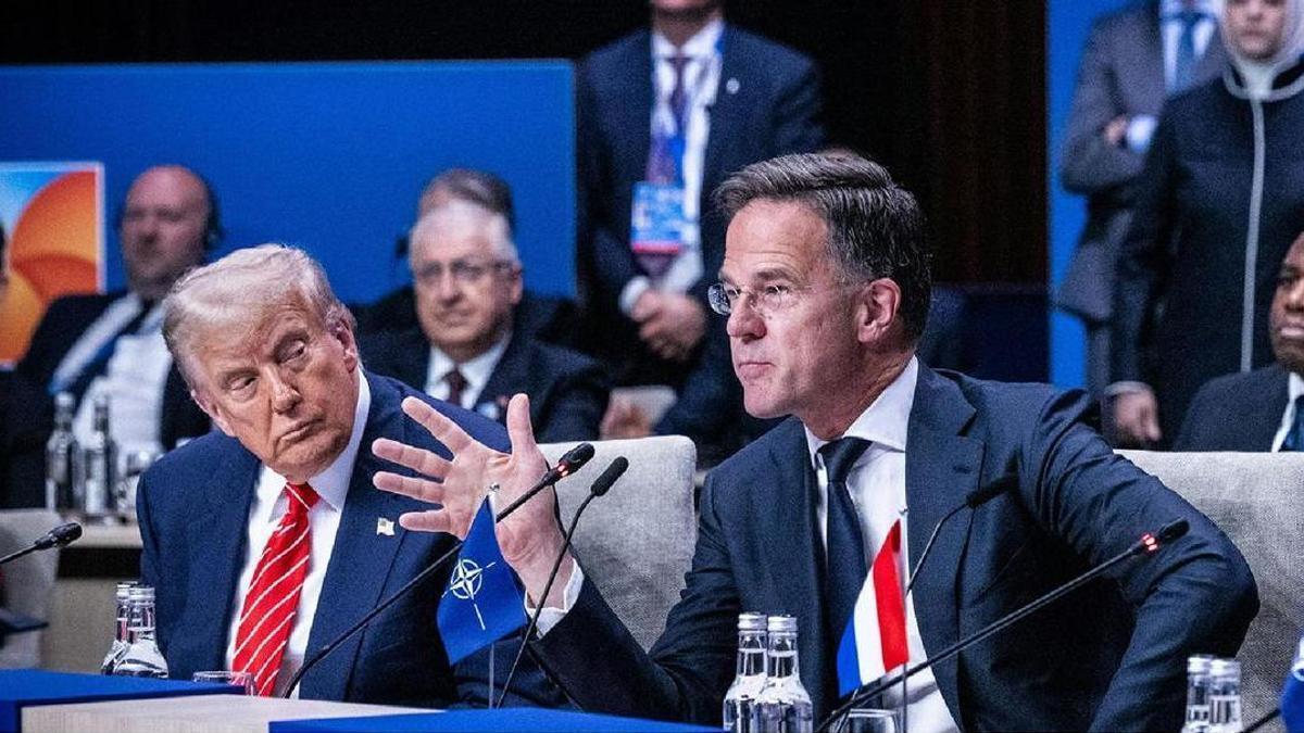 El president nord-americà, Donald Trump, observa el secretari general de l’OTAN, Mark Rutte, durant una intervenció a la cimera de la Haia, el juny del 2025.