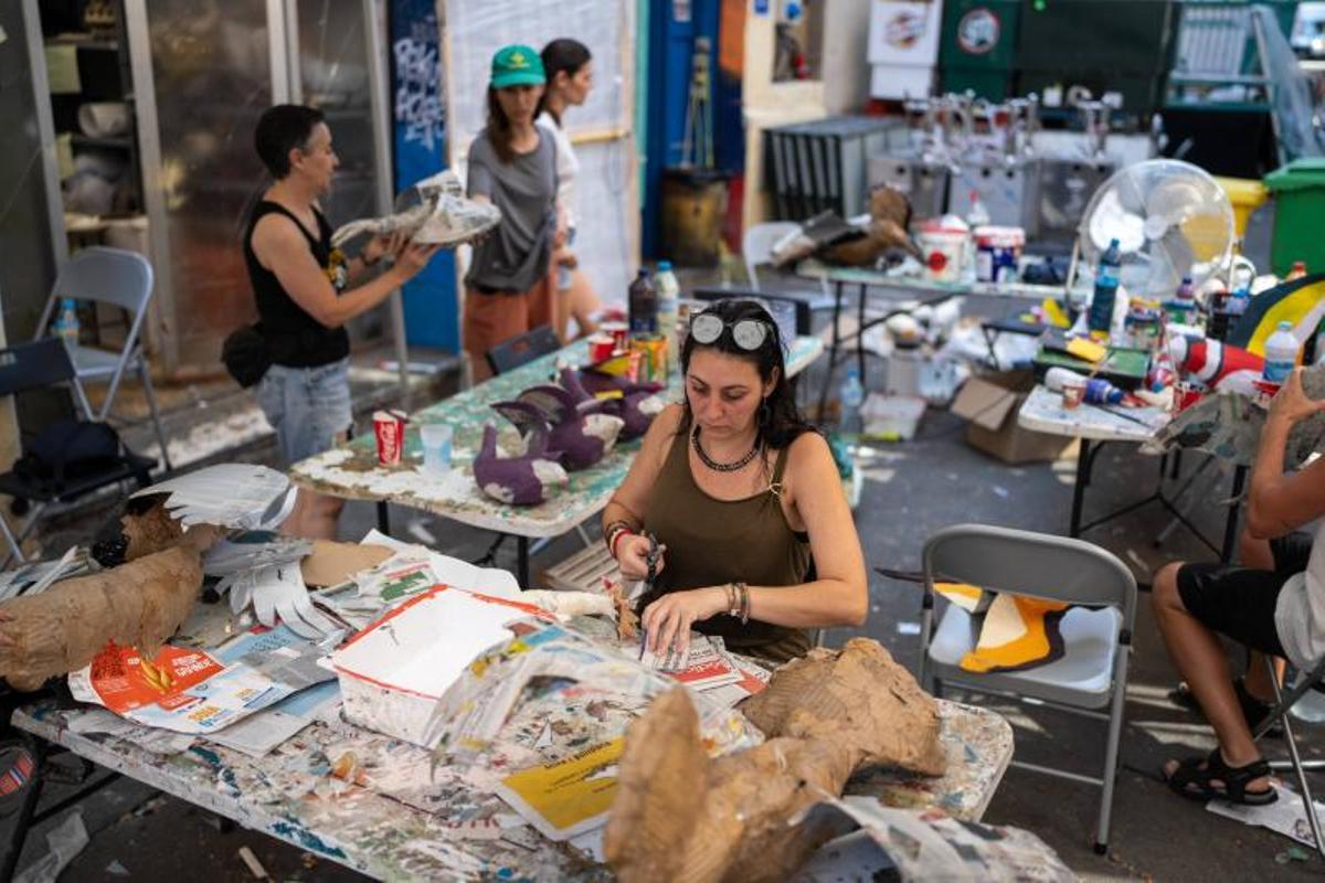 Vecinos utilizan ejemplares de El Periódico como parte de la decoración de la calle Mozart durante los preparativos de la Festa Major de Gràcia. Vecinos utilizan ejemplares de El Periódico como parte de la decoración de la calle Mozart durante los preparativos de la Festa Major de Gràcia.