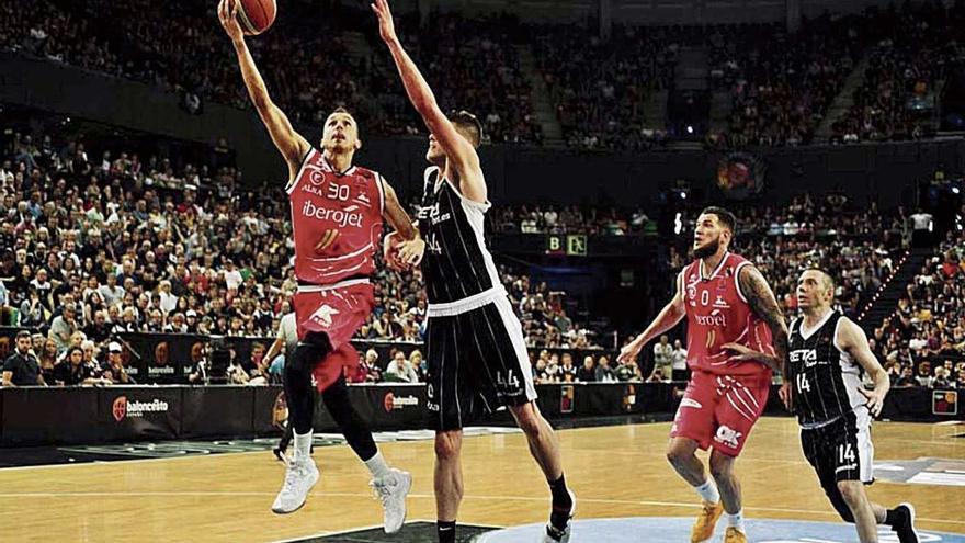 HernÃ¡ndez entra a canasta en la final por el ascenso a la ACB, el domingo.