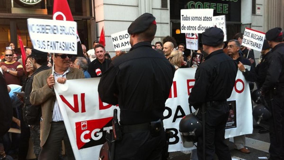 Unos mossos vigilan a los manifestantes de la CGT, esta tarde, en la Via Laietana.