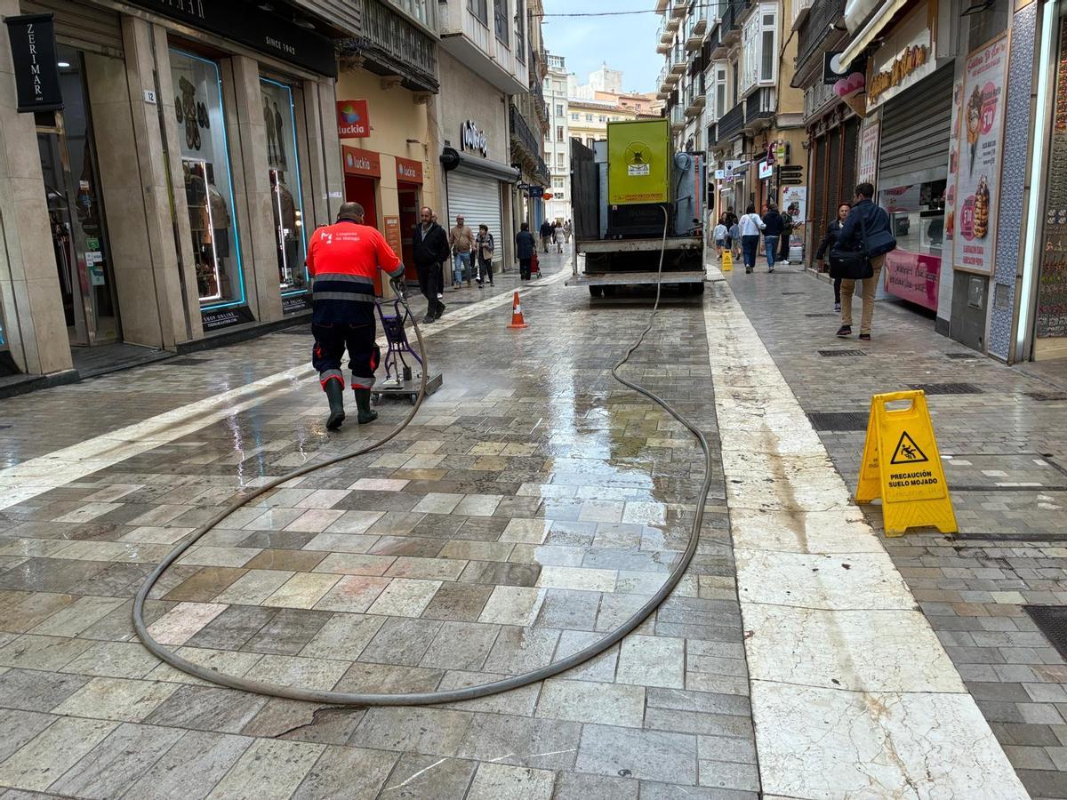 En el Centro trabajan simultáneamente ocho equipos con hidrolimpiadores para retirar la cera acumulada sobre la capa aplicada.
