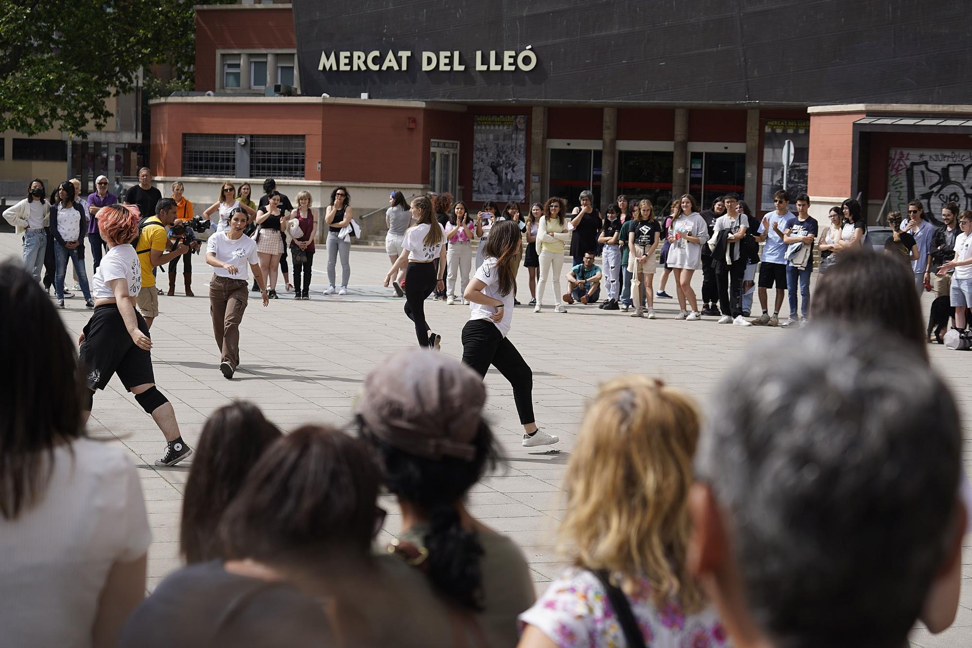 Balls a la plaça Salvador Espriu