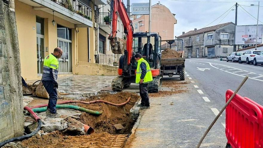 Reparan el hundimiento de una acera en  el centro de Dena
