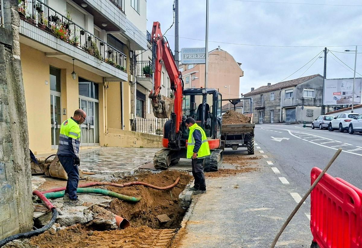La maquinaria ha comenzado a reparar la acera de Dena.