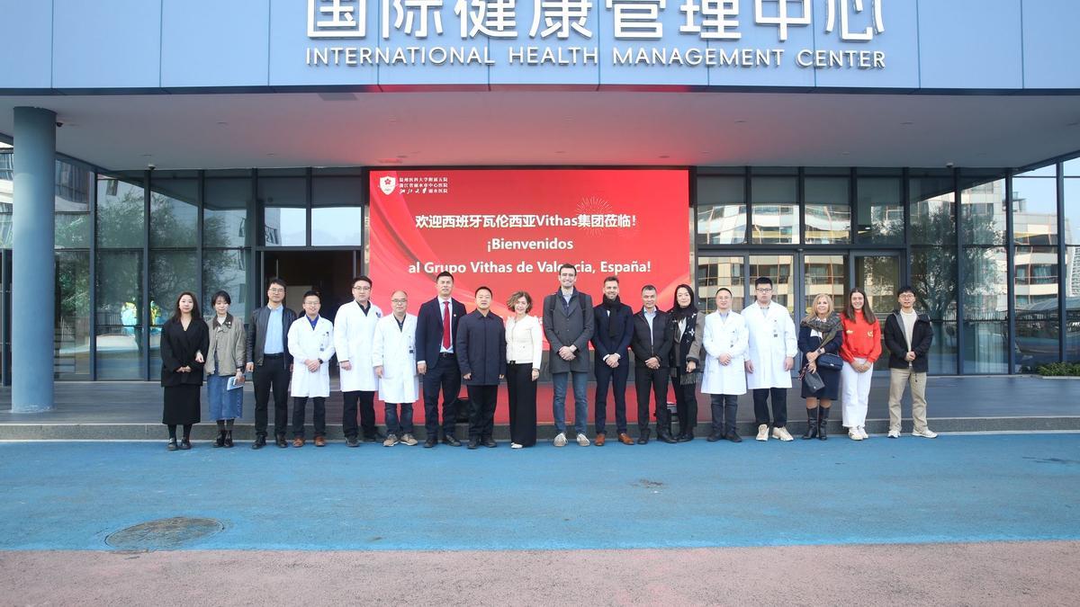 el Grupo Vithas y el hospital Vithas Valencia 9 de Octubre han firmado oficialmente con el Lishui Central Hospital un acuerdo de cooperación para la creación del laboratorio clínico conjunto de cirugía digital.