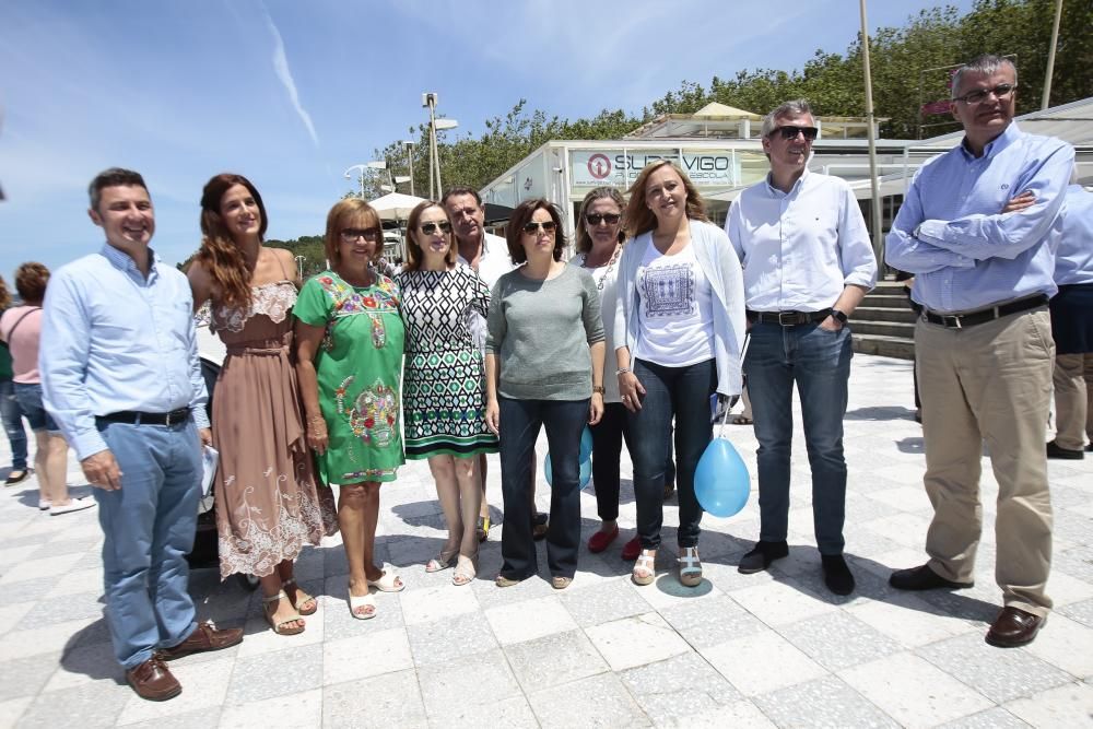 La ''número dos'' de Rajoy ha participado esta mañana en un paseo por Samil junto a los candidatos populares por Pontevedra, Alfonso Rueda y Elena Muñoz