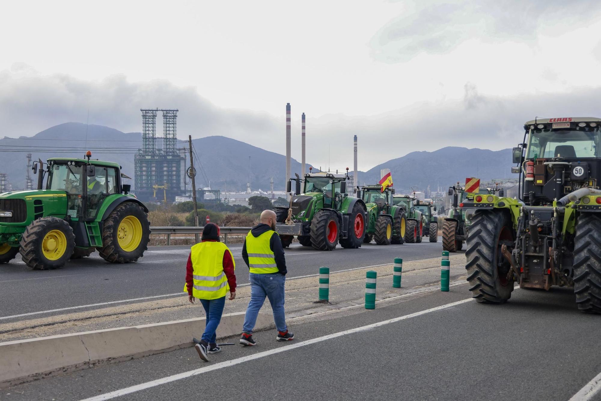 Las imágenes de la protesta de agricultores que ha colapsado el tráfico en Murcia