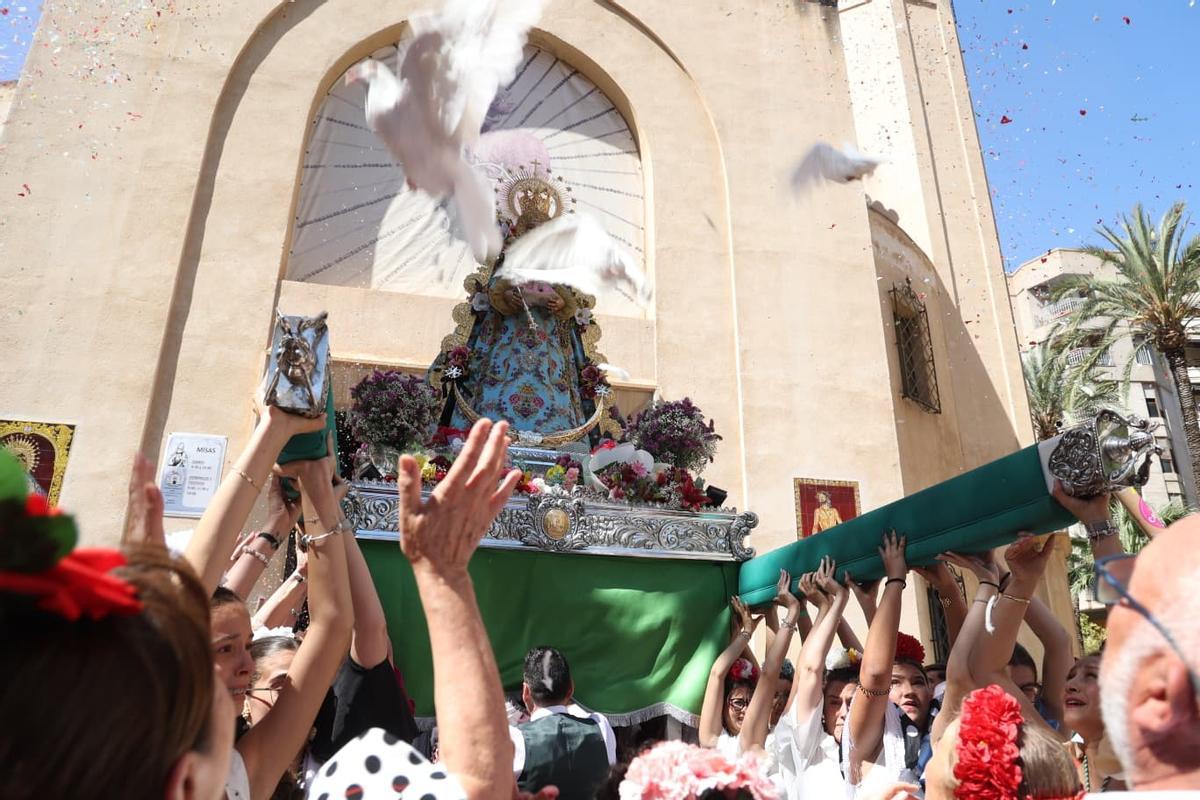 Elche demuestra su devoción rociera en su tradicional romería hacia el Pantano