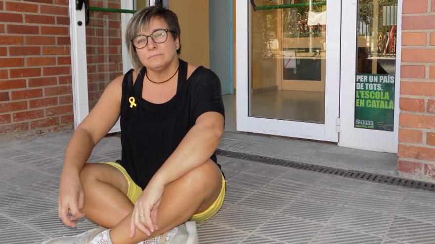 Maite Lladós, asseguda a l&#039;entrada de l&#039;escola de Callús, un any després.