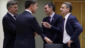 El presidente del Gobierno, Pedro Sánchez, junto a los primeros ministros de Croacia, Andrej Plenkovic; Holanda, Mark Rutte, y Grecia, Kyriakos Mitsotakis, en el arranque del Consejo Europeo, de este 24 de marzo de 2022, en Bruselas.