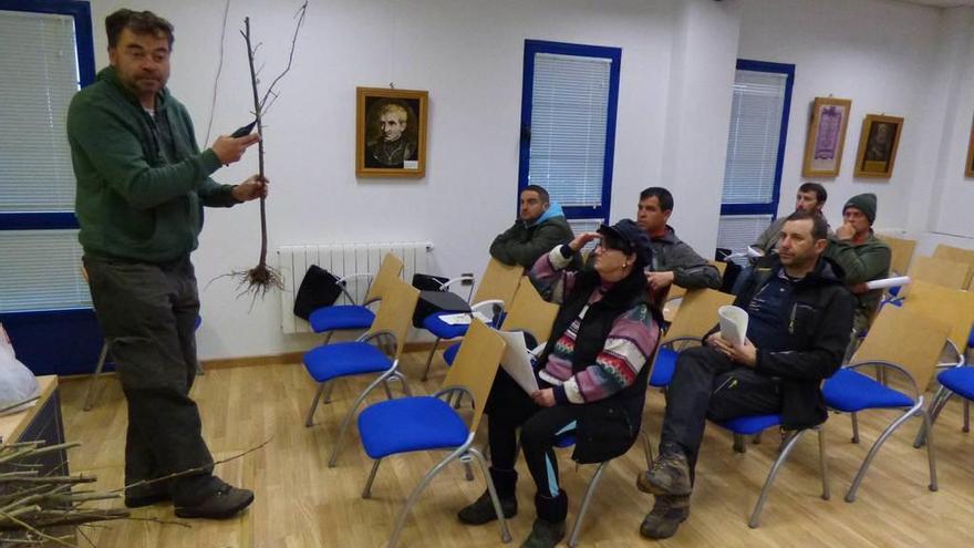 Pablo Osendi muestra un plantón a los asistentes al taller.