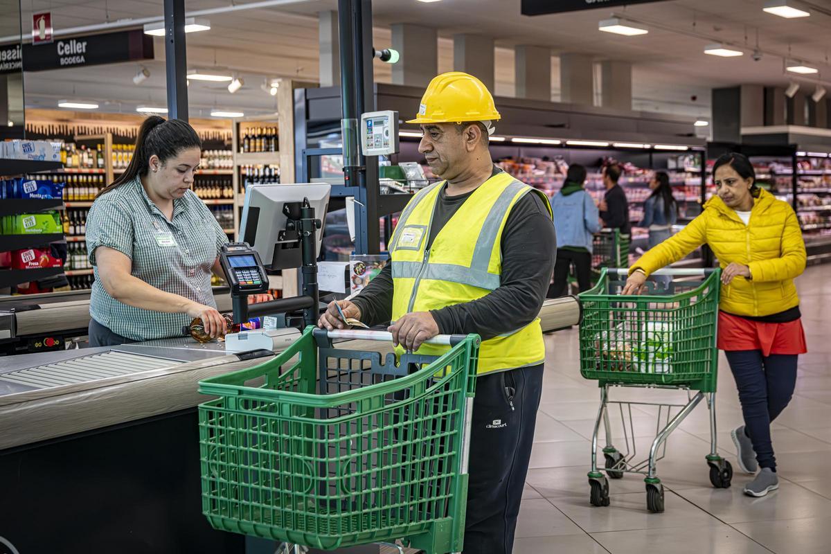 Las obras del Camp Nou desde dentro: tres meses siguiendo a los trabajadores rumanos del Camp Nou