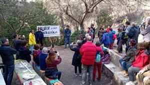 Acto organizado por el Arxiu Històric Roquetes y vecinos frente a la mina de Santa Eulàlia, en Collserola, el pasado domingo 15 de enero.
