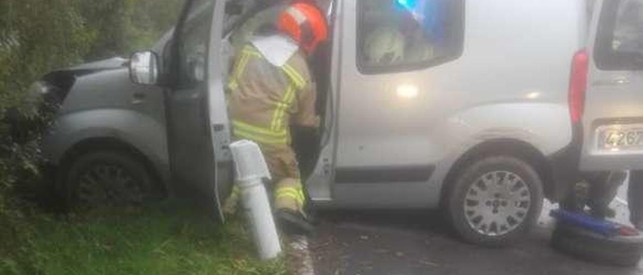 Los bomberos excarcelan al accidentado.