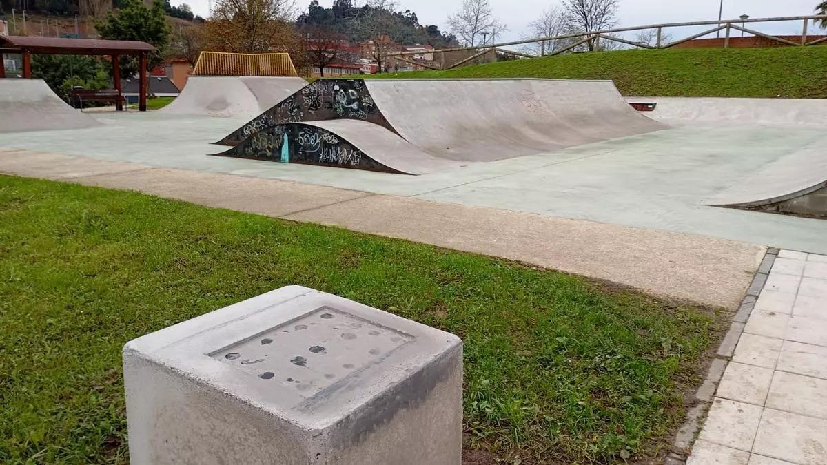 Pedestal con la placa retirada en el skatepark de Las Vegas.