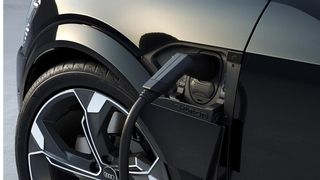 ¿Por qué no se venden coches eléctricos? El precio y las trabas burocráticas echan para atrás al consumidor
