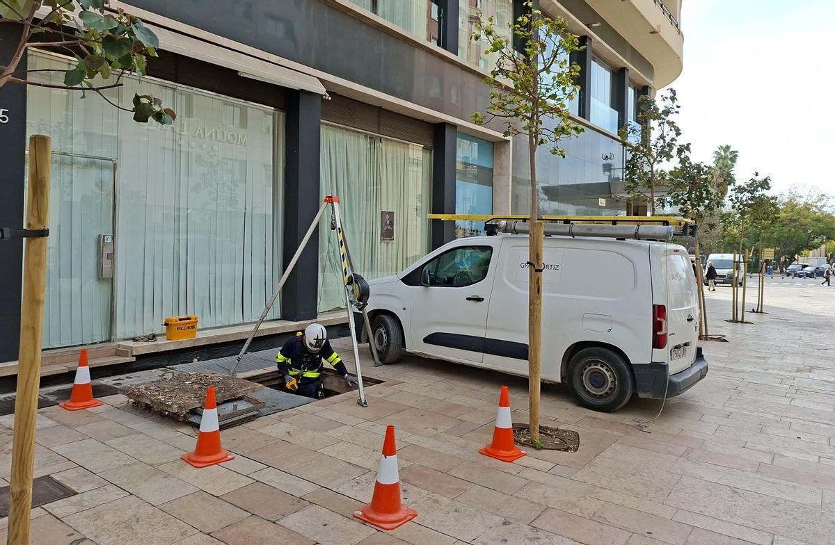 Un operario de Endesa reivisando instalaciones en el Centro Histórico de Málaga.