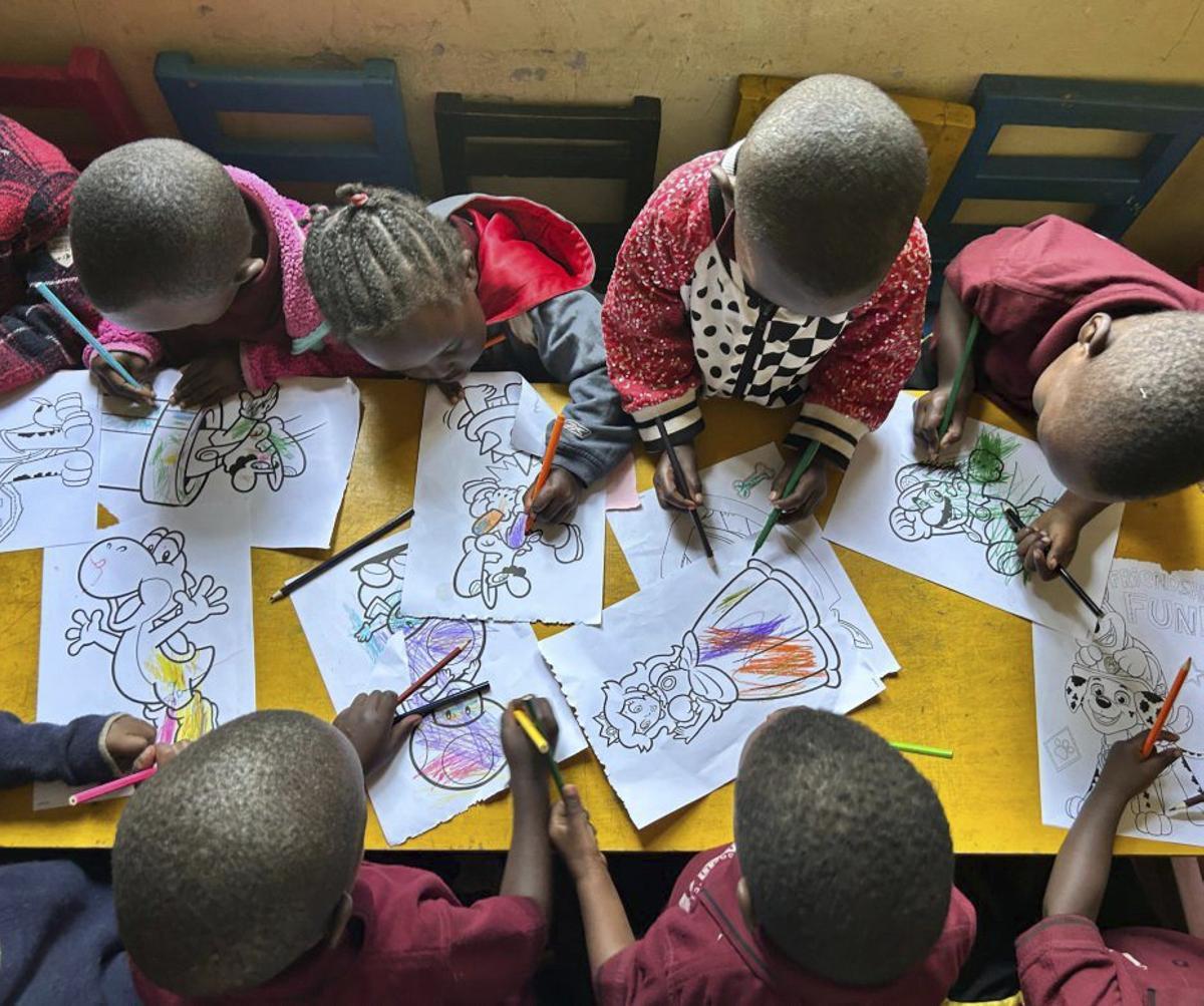 Niños colorean en uno de los talleres del voluntariado. | L.O.