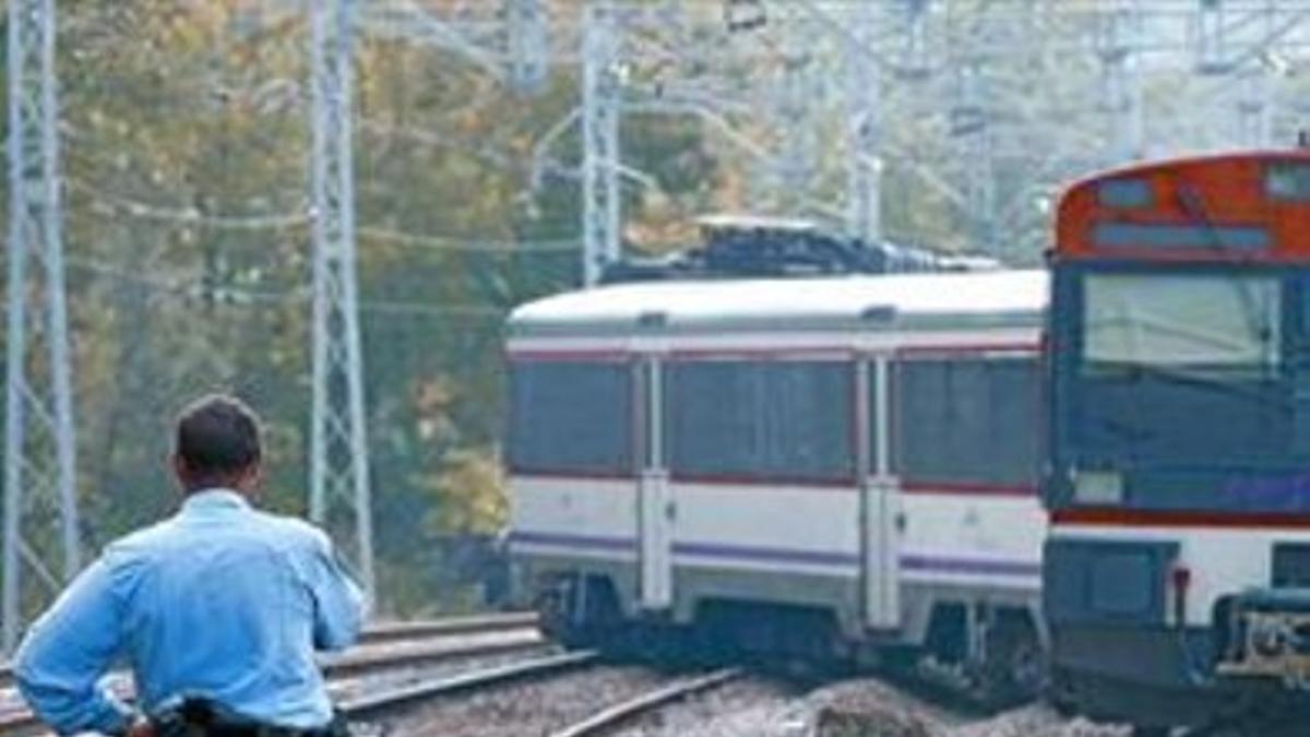 El tren descarrilado, cruzado sobre las vías, ayer.