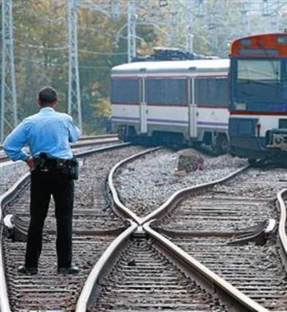 El tren descarrilat, de través sobre les vies, ahir. El tren descarrilat, de través sobre les vies, ahir.