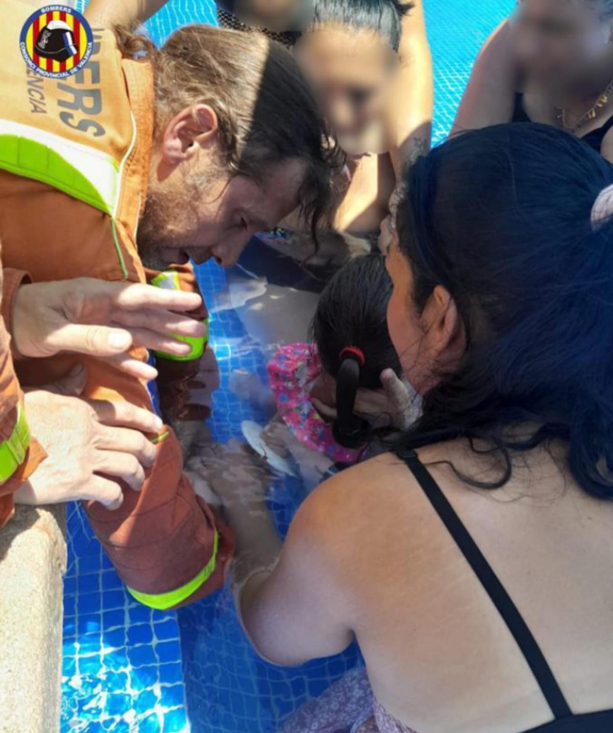 Colaboración para entretener y tranquilizar a la niña