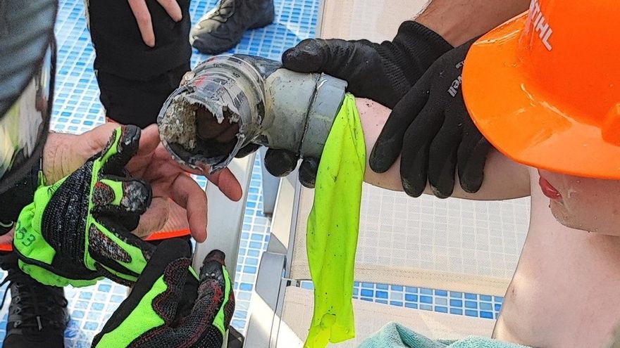 Urlauberjunge wird auf Mallorca von Pool-Skimmer eingesogen