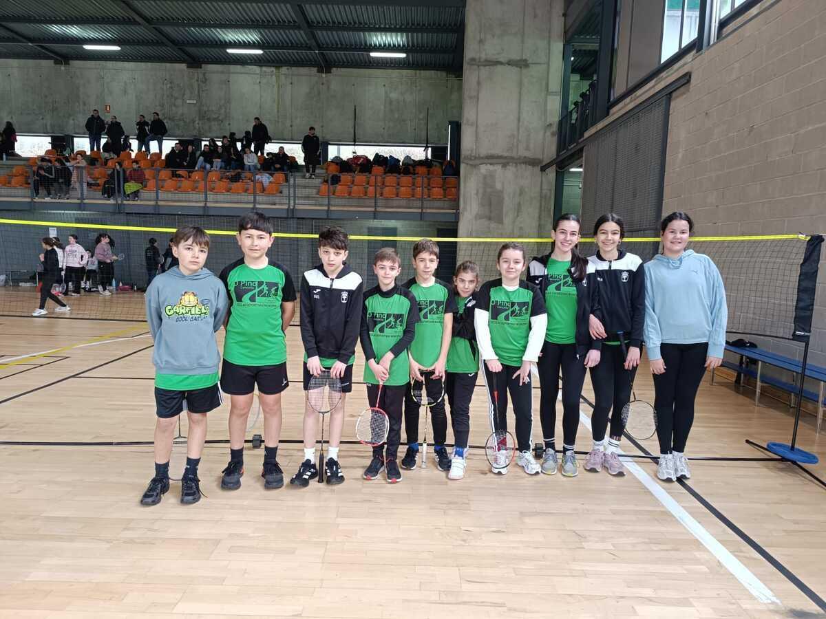 Jóvenes deportistas en el Ayuntamiento de O Pino