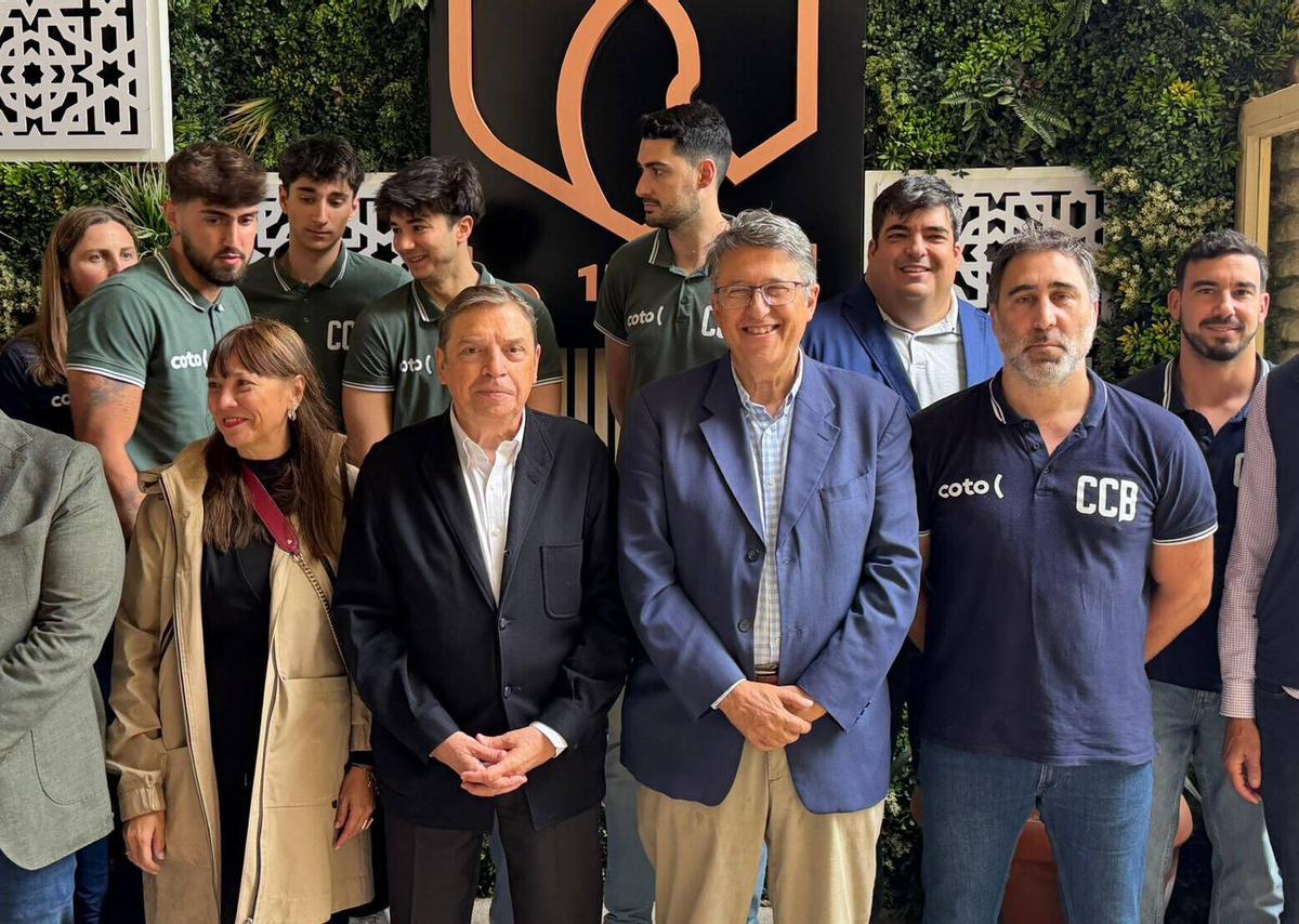 Córdoba. Atención a medios del ministro de Agricultura, Pesca y Alimentación, Luis Planas, junto a la candidata por el PSOE de Córdoba a las Elecciones Andaluzas del 17-M Victoria Fernández, con motivo de un paseo electoral
