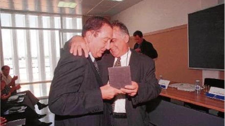 Pere Franch, rebent de mans de Josep Maria Nadal, la medalla de la UdG, l&#039;octubre de 1997.