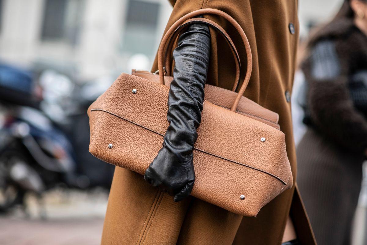 Look con bolso de lujo visto en el 'street style' de Milán