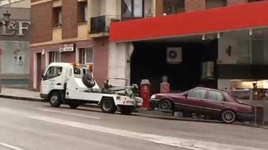 La grúa municipal, llevándose el coche de la gasolinera de Teatinos ayer por la mañana.