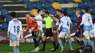 El punto de penalti castiga en Pasarón a un Compostela que acabó con nueve