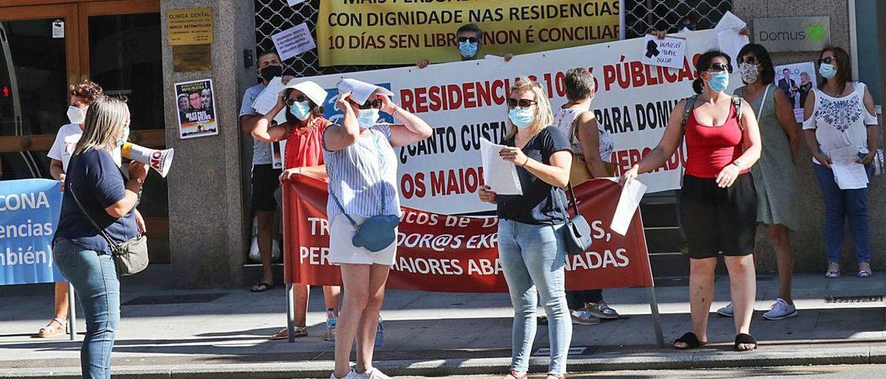 Familiares de residentes y trabajadores, concentrados ayer frente a la sede de DomusVi.