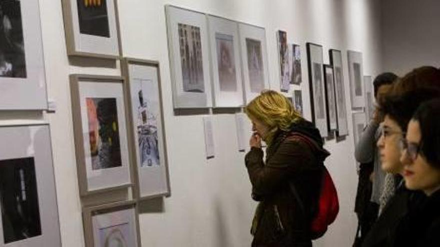 El Octubre Centre expone 25 años de estudios de fotografía