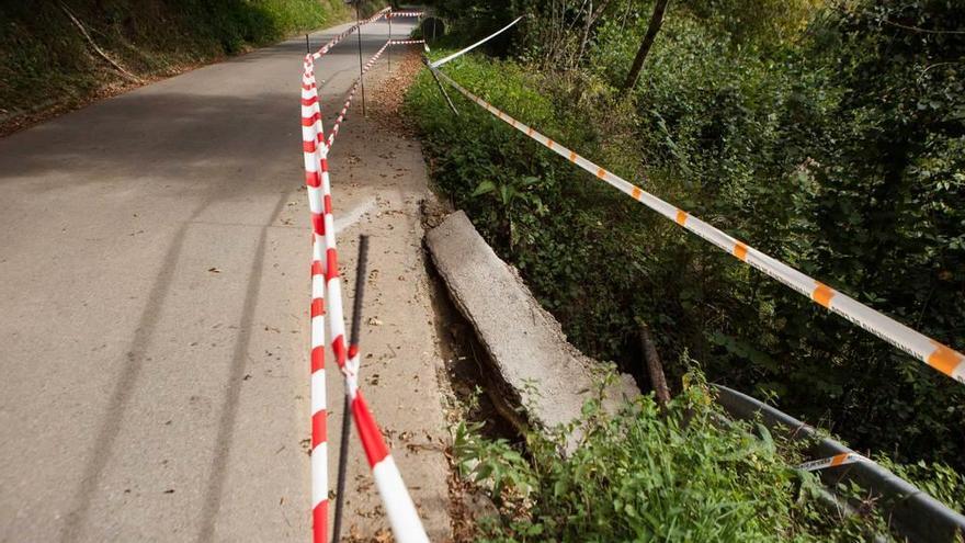 La carretera de &quot;la pista&quot;, que une Linares (Tanes) con las localidades de La Tercia, con un argayo.