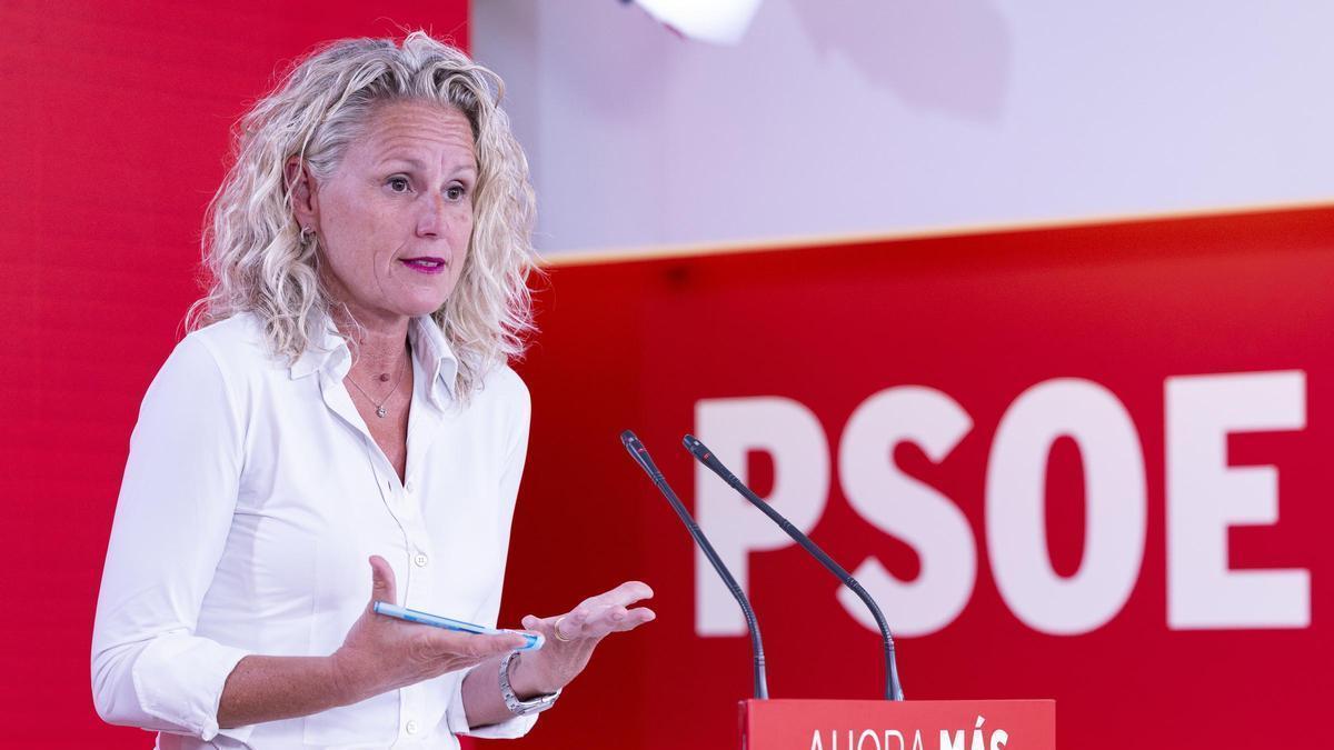 La portavoz de la Ejecutiva Federal del PSOE, Montse Mínguez, en una rueda de prensa en Ferraz.