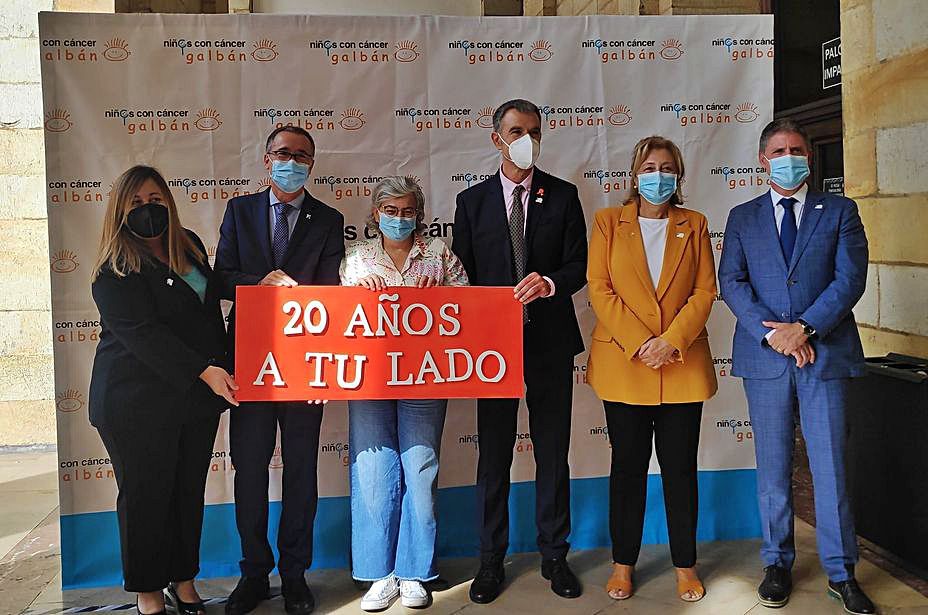 Por la izquierda, la consejera de Educación, Lydia Espina; el consejero de Salud, Pablo Fernández; la alcaldesa de Gijón, Ana González; el presidente de Asociación Galbán, Luis Arranz; la delegada del Gobierno, Delia Losa, y Enrique Rodríguez, director general de Políticas Sociales, ayer, minutos antes de la gala.