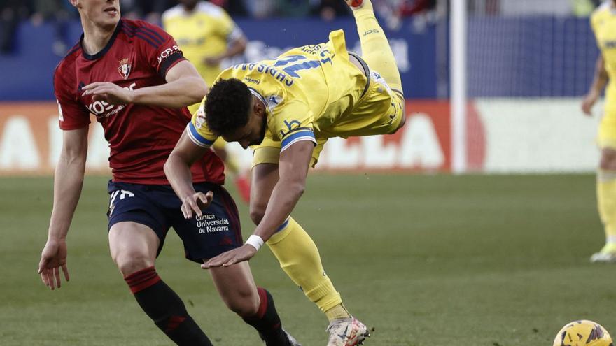 Chris Ramos cae ante Jorge Herrando en la visita del Cádiz a El Sadar la pasada jornada . |  // JESÚS DIGES