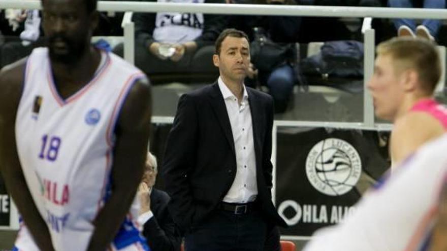 El entrenador del HLA Alicante, Pedro Rivero, durante el partido del viernes ante el Breogán.